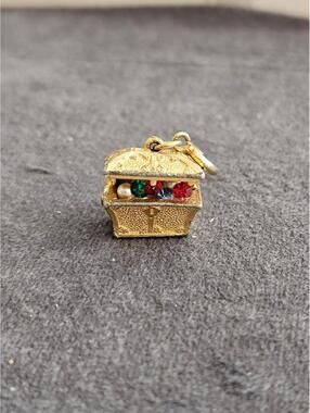 Monet Treasure Chest Charm
